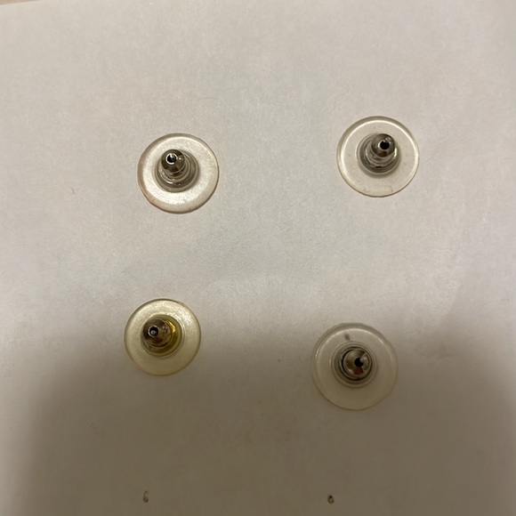 Two pairs of stunning stud earrings! - Picture 2 of 2